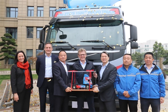 配圖四:交車儀式合影 配圖四:交車儀式合影